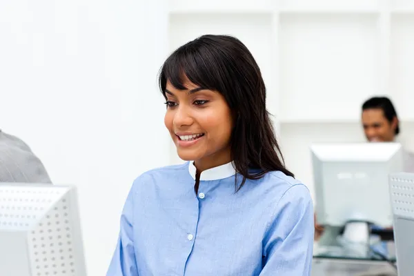 Charmiga etniska affärskvinna arbetar på en dator — Stockfoto