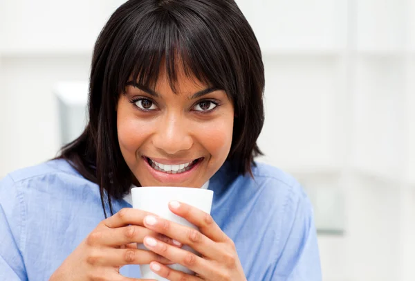 Radiant businesswoman drinking a coffee — Stock Photo, Image