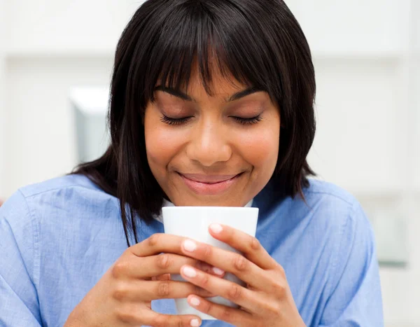 Счастливая деловая женщина пьет кофе — стоковое фото