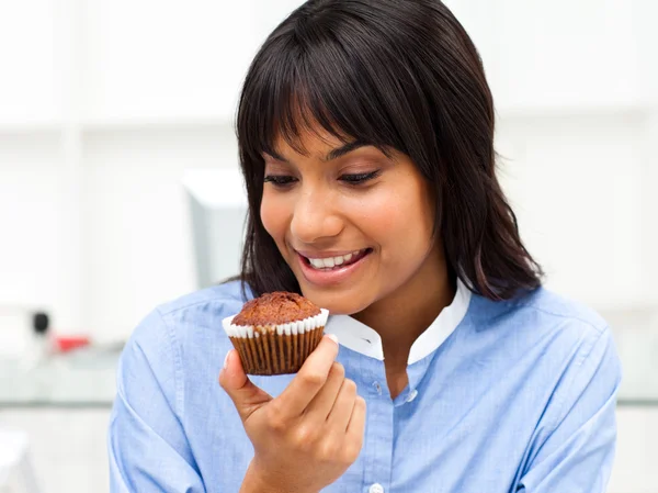 Närbild av en affärskvinna som äter en muffin — Stockfoto