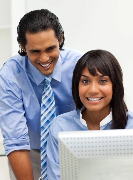 Empresário sorridente ajudando seu colega — Fotografia de Stock