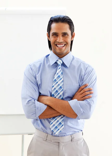 Empresário étnico alegre na frente de um conselho — Fotografia de Stock