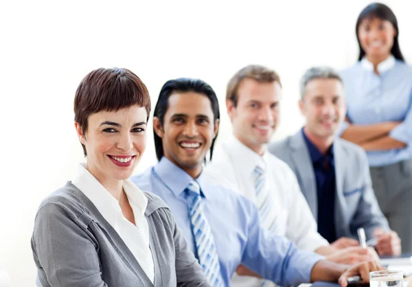 Усміхнені ділові співробітники сидять у черзі — стокове фото