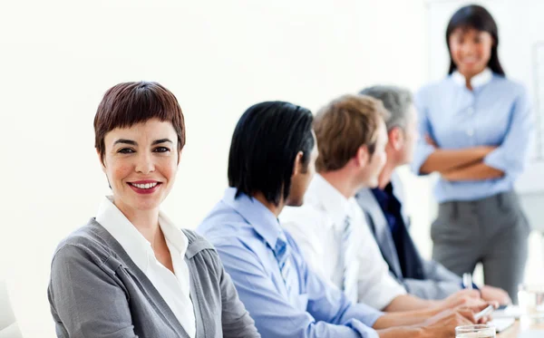 Empresária atraente em uma reunião com seus colegas — Fotografia de Stock