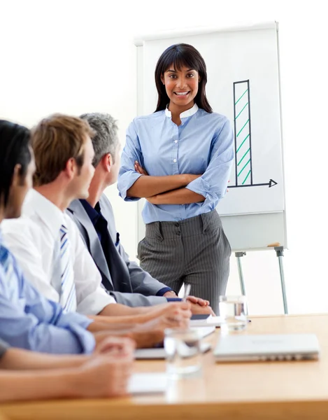 Empresaria étnica asertiva haciendo una presentación a su equipo — Foto de Stock