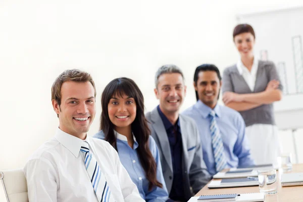 En affärsgrupp visar etnisk mångfald på en presentation — Stockfoto