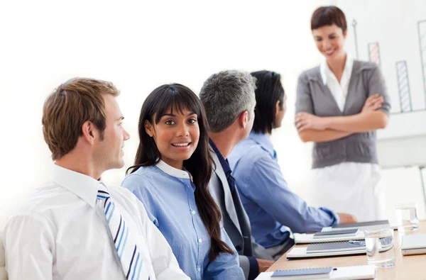 Zakelijke etnische diversiteit in een vergadering tonen — Stockfoto