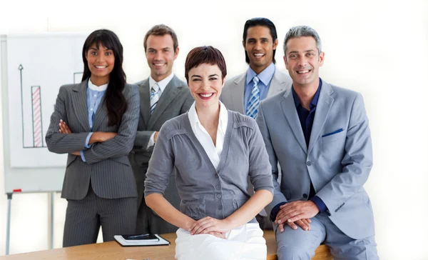 Confianza empresarial multiétnica alrededor de una mesa de conferencia — Stok fotoğraf