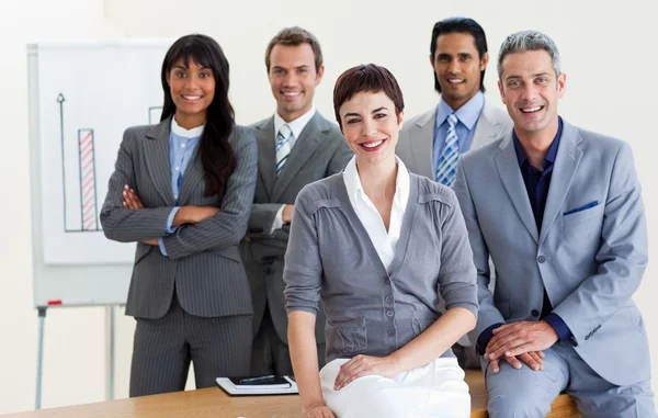 Glada multietniska affärer runt ett konferensbord — Stockfoto