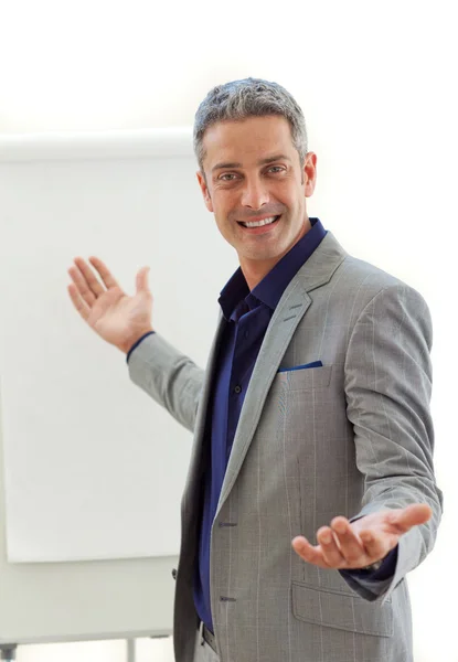 Encantador hombre de negocios señalando a una junta — Foto de Stock