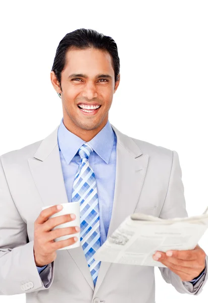Glimlachend zakenman driking koffie en het lezen van een krant — Stockfoto