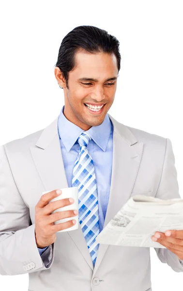 Atrakcyjny azjatycki biznesmen driking kawy i czytanie newspa — Zdjęcie stockowe