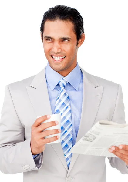 Uomo d'affari fiducioso trivellare caffè durante la lettura di un giornale — Foto Stock