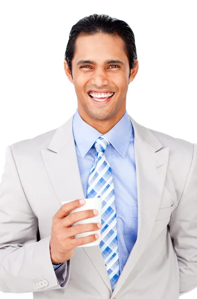Retrato de un hombre de negocios oloroso sosteniendo una taza de bebida — Foto de Stock