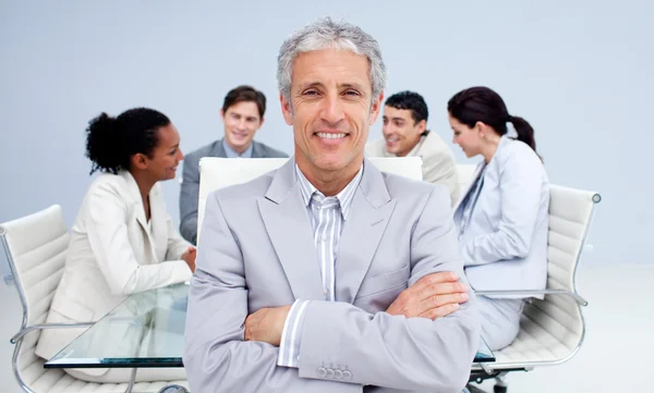 Säker senior affärsman leende i ett möte — Stockfoto