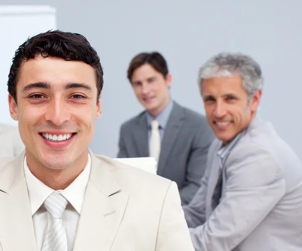 Портрет улыбающегося бизнесмена на встрече — стоковое фото