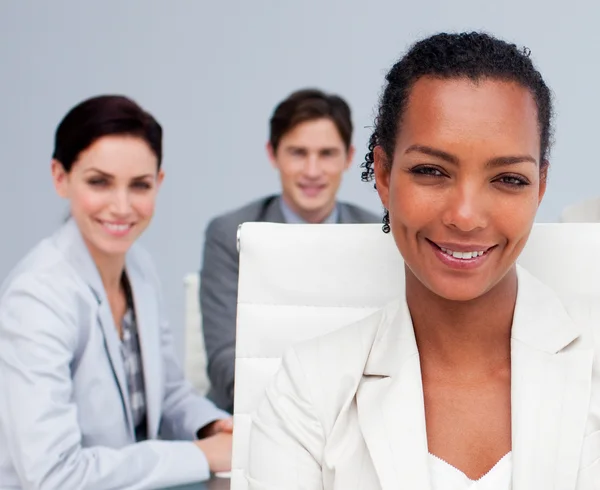 Porträt einer schönen afroamerikanischen Geschäftsfrau bei einem Meeting — Stockfoto