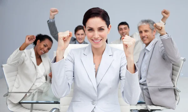 Feliz negócio celebrando um sucesso com as mãos para cima — Fotografia de Stock