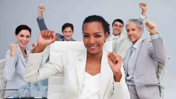 Boldog többnemzetiségű üzleti csapat ünnepli a sikert — Stock Fotó