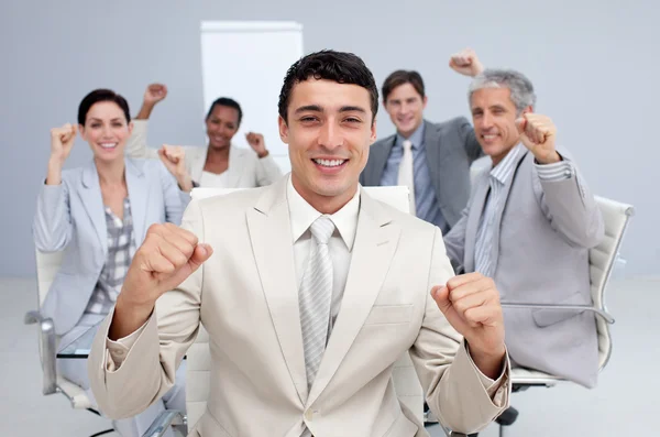 Happy business team fira en framgång — Stockfoto