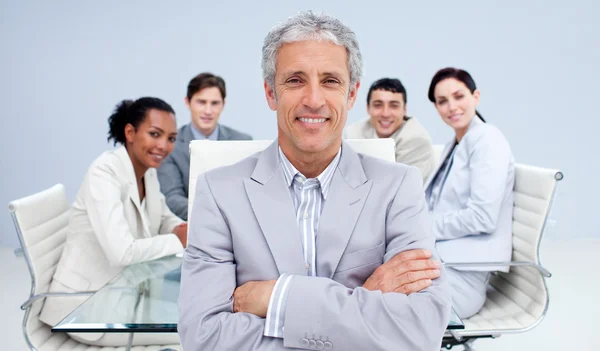 Volwassen zakenman glimlachend in een vergadering — Stockfoto