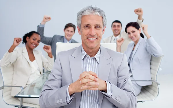 Счастливый менеджер и бизнес-команда празднуют успех — стоковое фото