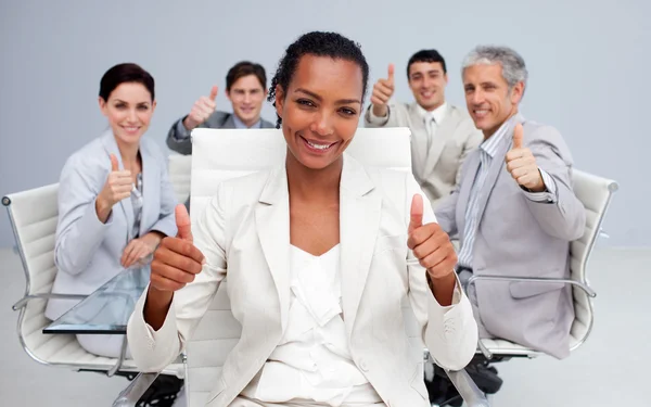 Empresária afro-americana e sua equipe com polegares para cima — Fotografia de Stock