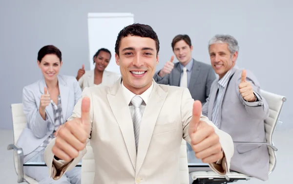 Attraktiver Geschäftsmann und sein Team mit Daumen hoch — Stockfoto