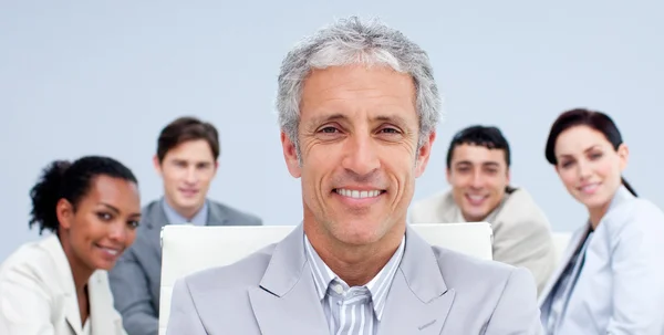 Porträt eines reifen Geschäftsmannes, der bei einem Meeting lächelt — Stockfoto