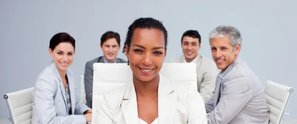 Afro-Amerikaanse zakenvrouw glimlachend in een vergadering — Stockfoto