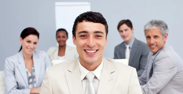 Leende affärsman leder sitt lag i ett möte — Stockfoto