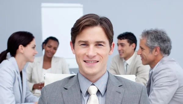 Portrét atraktivní busienssman s úsměvem na setkání — Stock fotografie