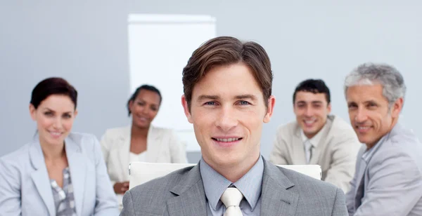 Vertrouwen zakenman in een vergadering — Stockfoto