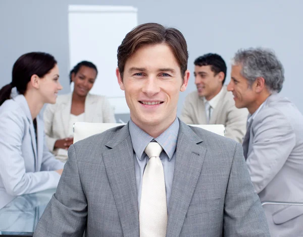 Närbild av en leende ung affärsman i ett möte — Stockfoto