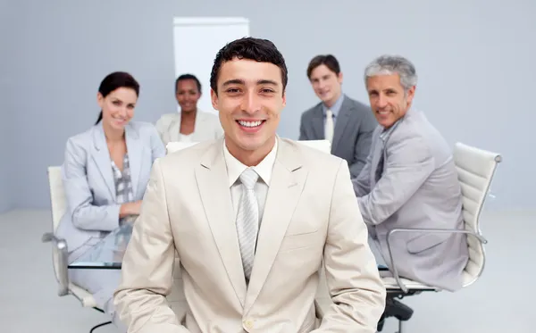 Jovem empresário sorrindo em uma reunião — Fotografia de Stock
