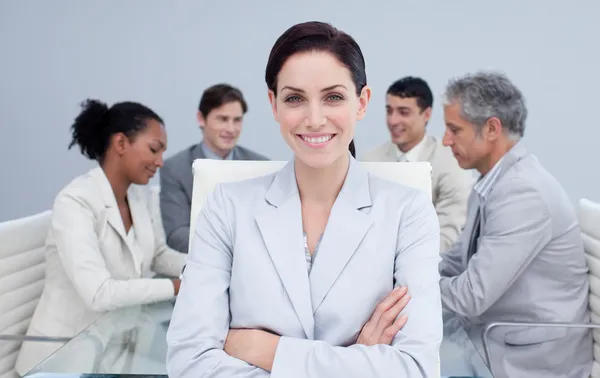 Fiduciosa donna d'affari sorridente in una riunione — Foto Stock