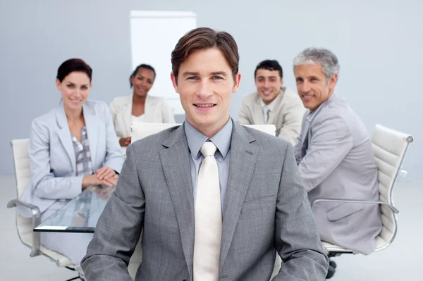 Привлекательный бизнесмен улыбается на встрече — стоковое фото