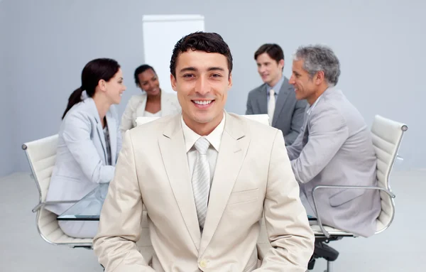 Уверенный бизнесмен улыбается на встрече — стоковое фото