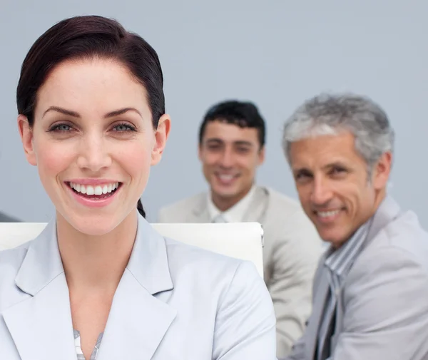 Porträtt av leende affärskvinna i ett möte — Stockfoto