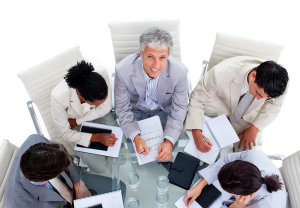 Um grupo de negócios diversificado em uma reunião — Fotografia de Stock