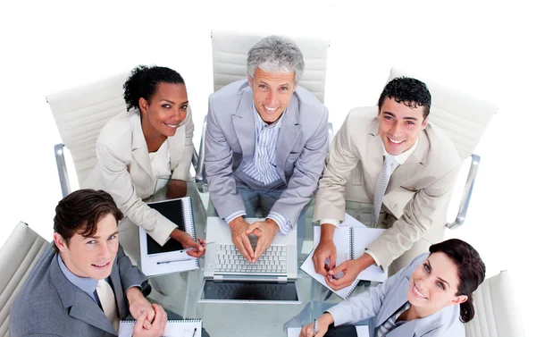 Alto ângulo de uma equipe de negócios multi-étnica em uma reunião — Fotografia de Stock