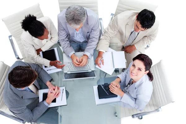 Hoge hoek van een multi-etnische bedrijf in een vergadering — Stockfoto