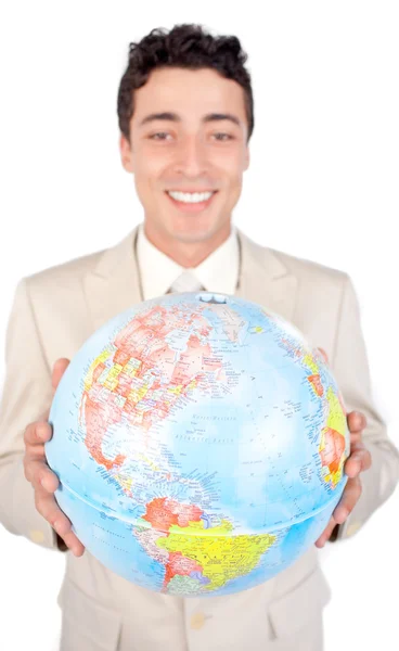 Påstridig manliga verkställande innehar en terrestrial globe — Stockfoto