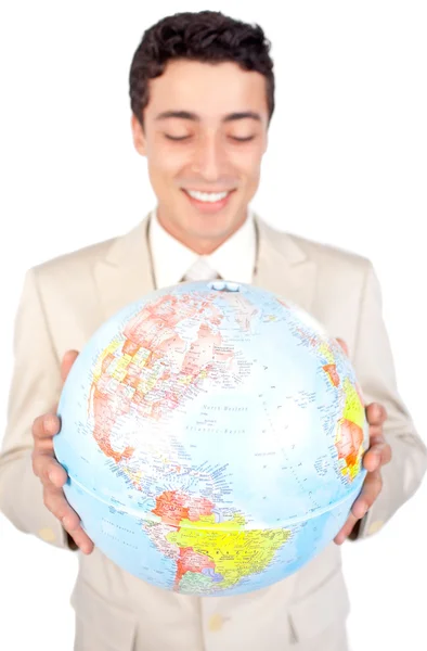 Positive männliche Führungskraft mit Blick auf einen Globus — Stockfoto