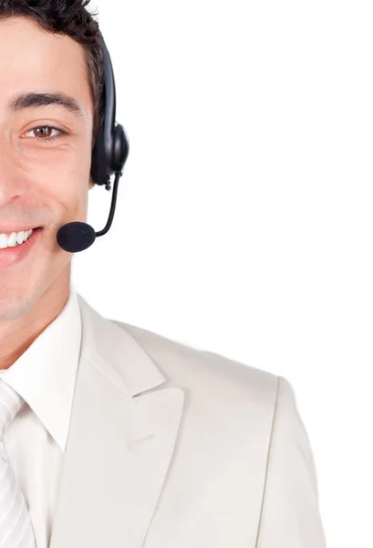Close-up de um homem de negócios étnico sorridente com fone de ouvido em — Fotografia de Stock