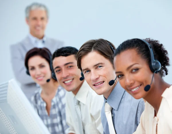 Glada business team som arbetar i ett callcenter — Stockfoto
