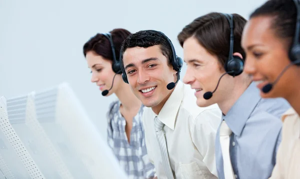Jovens representantes de atendimento ao cliente em um call center — Fotografia de Stock