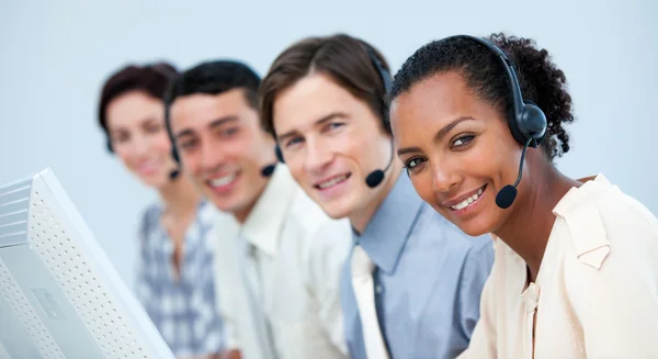 Uma equipe de negócios diversificada trabalhando em um call center — Fotografia de Stock