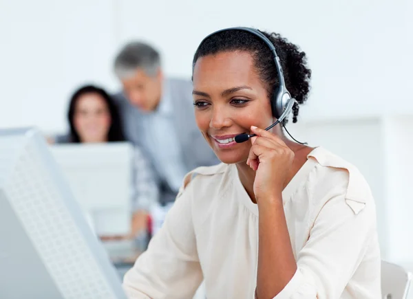Mujer de negocios confiada hablando con auriculares —  Fotos de Stock