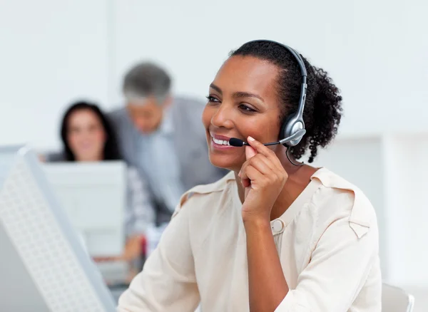 Positieve zakenvrouw praten op headset — Stockfoto